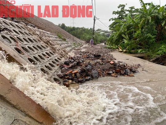 CLIP: Người d&acirc;n Đ&agrave; Nẵng kh&oacute;c nấc v&igrave; th&aacute;c b&ugrave;n tr&agrave;n v&agrave;o nh&agrave; - Ảnh 10.