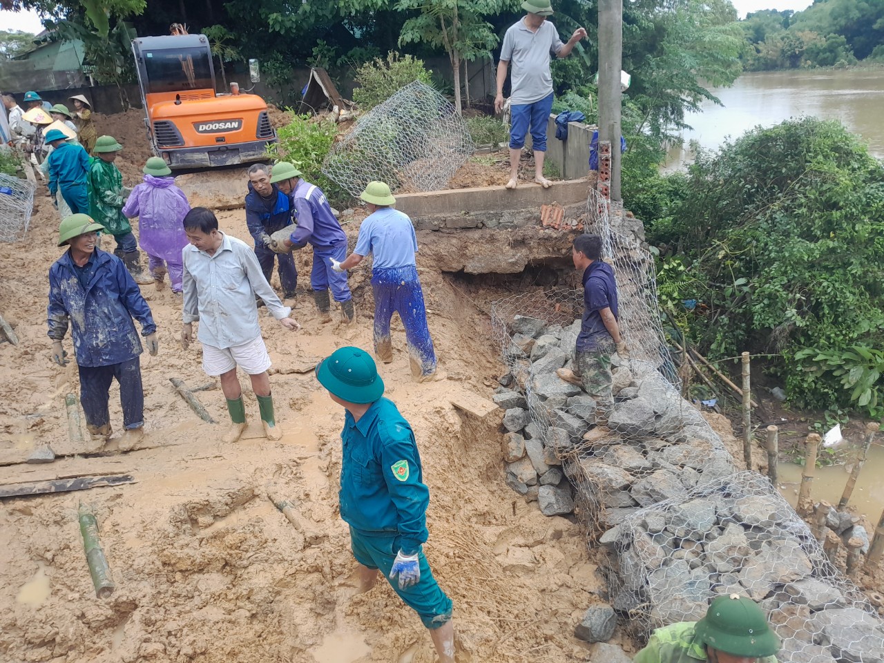 CLIP: Kinh hoàng cảnh sạt lở bờ sông Ngàn Mọ - Ảnh 5.