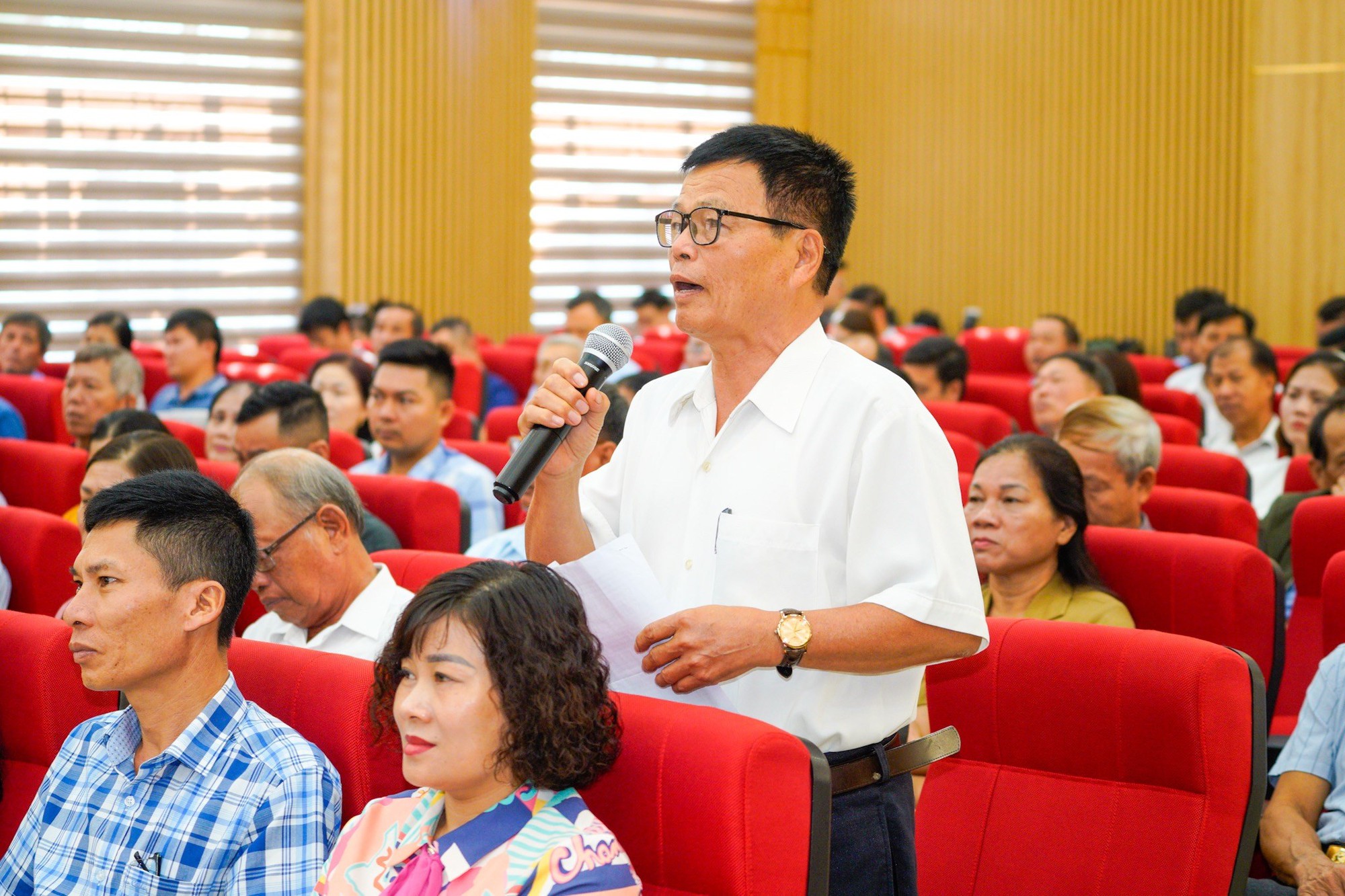 Chủ tịch Quốc hội Vương Đ&igrave;nh Huệ tiếp x&uacute;c cử tri tại Hải Ph&ograve;ng - Ảnh 4.