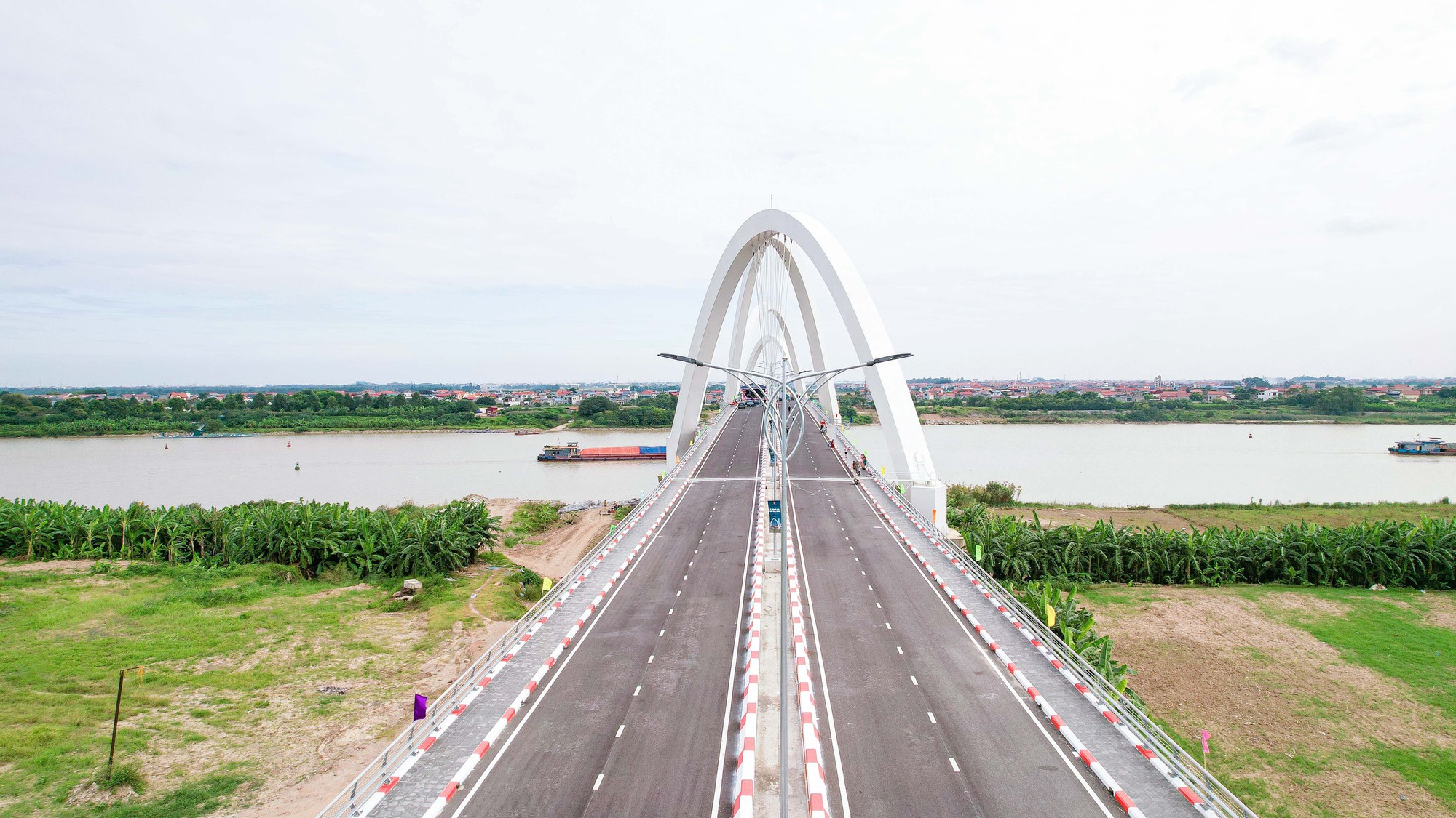Chi&ecirc;m ngưỡng c&acirc;y cầu v&ograve;m th&eacute;p cao nhất Việt Nam - Ảnh 2.