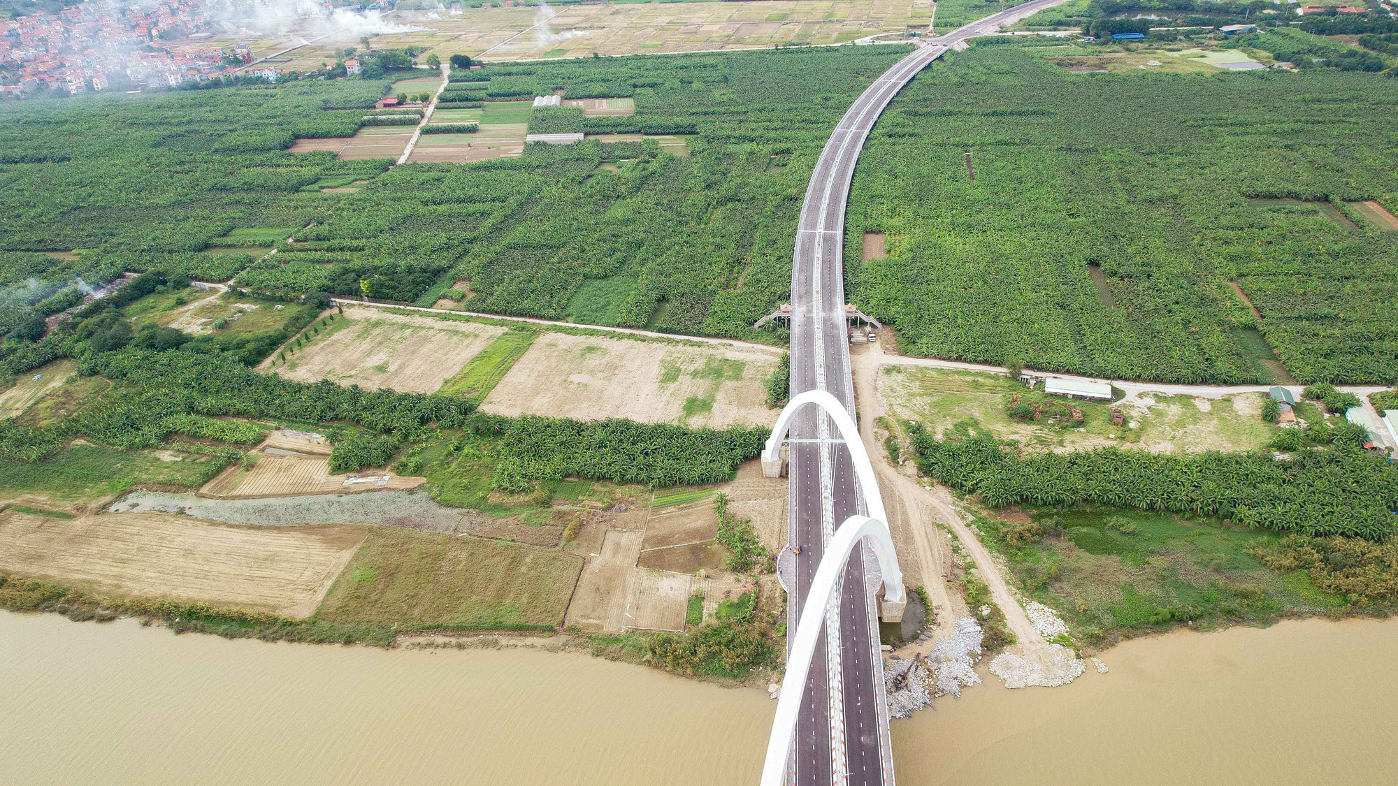 Chi&ecirc;m ngưỡng c&acirc;y cầu v&ograve;m th&eacute;p cao nhất Việt Nam - Ảnh 3.