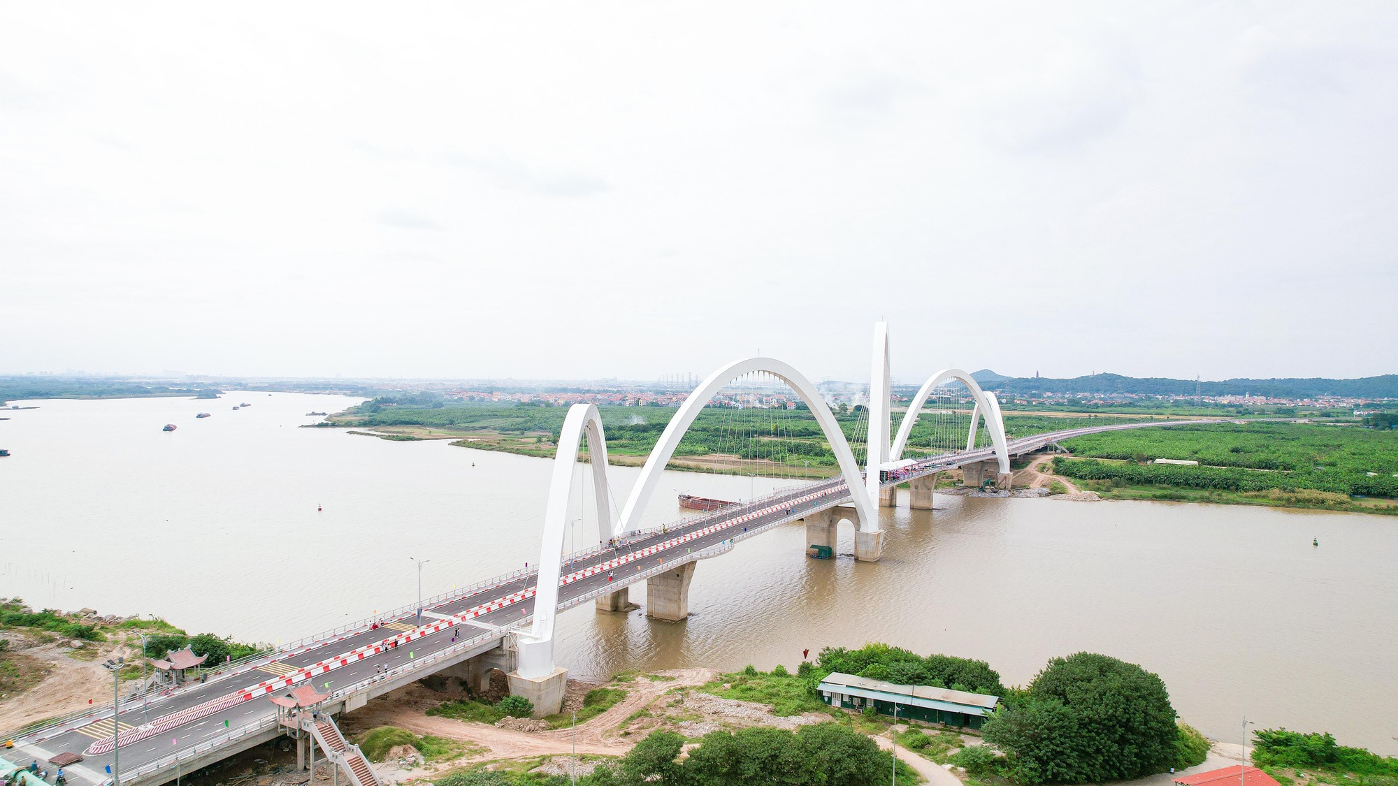 Chi&ecirc;m ngưỡng c&acirc;y cầu v&ograve;m th&eacute;p cao nhất Việt Nam - Ảnh 1.