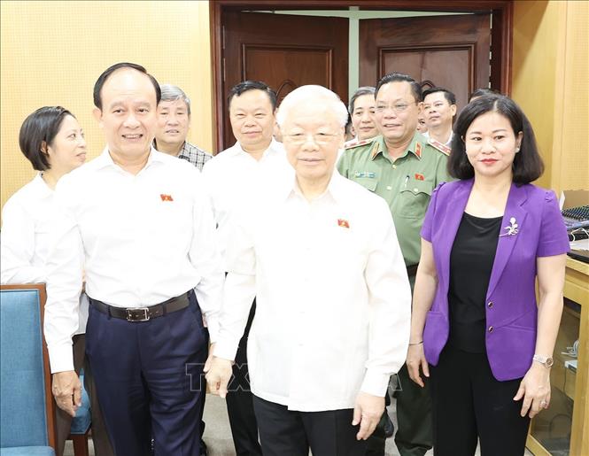 Những h&igrave;nh ảnh Tổng B&iacute; thư Nguyễn Ph&uacute; Trọng tiếp x&uacute;c cử tri - Ảnh 1.