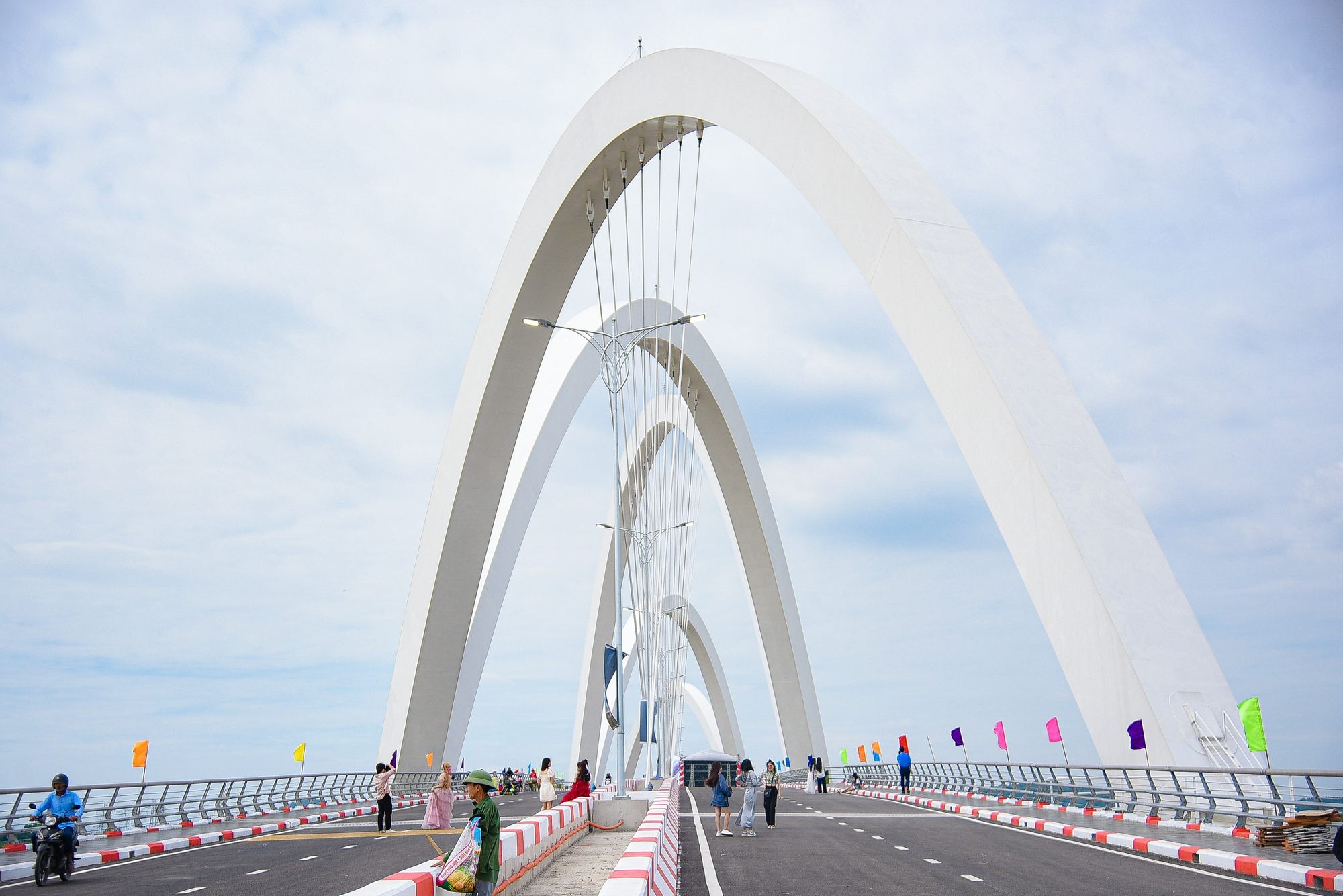 Chi&ecirc;m ngưỡng c&acirc;y cầu v&ograve;m th&eacute;p cao nhất Việt Nam - Ảnh 7.