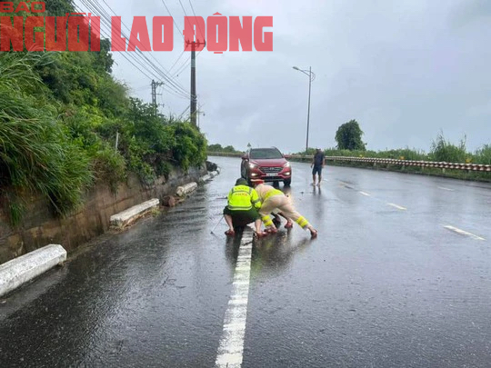 CLIP: Người d&acirc;n Đ&agrave; Nẵng kh&oacute;c nấc v&igrave; th&aacute;c b&ugrave;n tr&agrave;n v&agrave;o nh&agrave; - Ảnh 18.