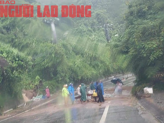 CLIP: Người d&acirc;n Đ&agrave; Nẵng kh&oacute;c nấc v&igrave; th&aacute;c b&ugrave;n tr&agrave;n v&agrave;o nh&agrave; - Ảnh 17.