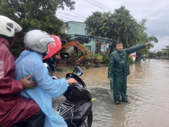 Mưa lớn ở miền Trung: 2 người chết, 12 người mắc kẹt trong nước xiết - Ảnh 15.