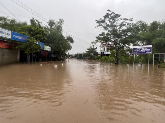 Mưa lớn ở miền Trung: 2 người chết, 12 người mắc kẹt trong nước xiết - Ảnh 13.