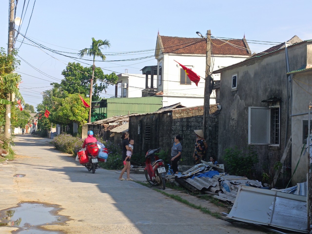 Vỡ đường ống dẫn nước thải, người d&acirc;n cả th&aacute;ng sống chung với m&ugrave;i h&ocirc;i thối - Ảnh 8.