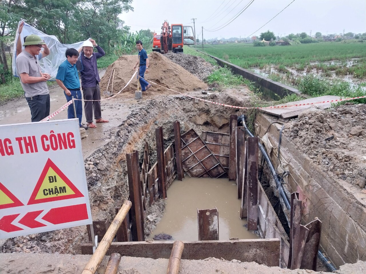 Vỡ đường ống dẫn nước thải, người d&acirc;n cả th&aacute;ng sống chung với m&ugrave;i h&ocirc;i thối - Ảnh 9.