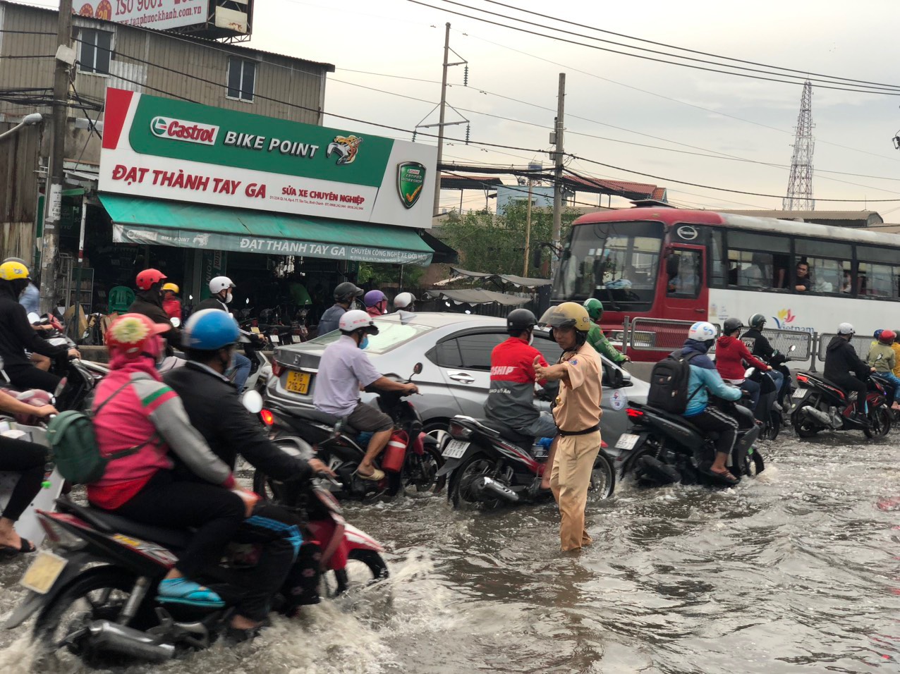 CLIP: Triều cường tấn công Quốc lộ 1 qua TP HCM, CSGT lội nước điều tiết giao thông - Ảnh 1.