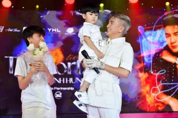 Đàm Vĩnh Hưng: Sóng gió bao nhiêu cũng được, chỉ cần con khoẻ mạnh học giỏi