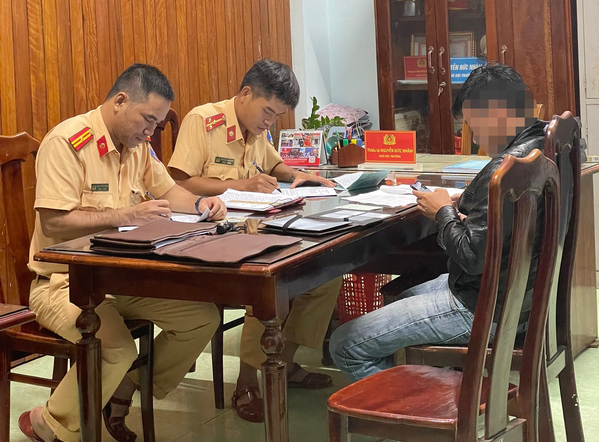 Nhậu say, tông văng 2 mẹ con người đi đường rồi lái ô tô bỏ chạy