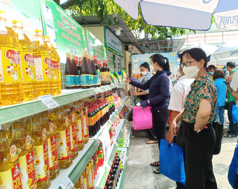 Bán hàng ưu đãi, tặng quà cho nữ công nhân khó khăn