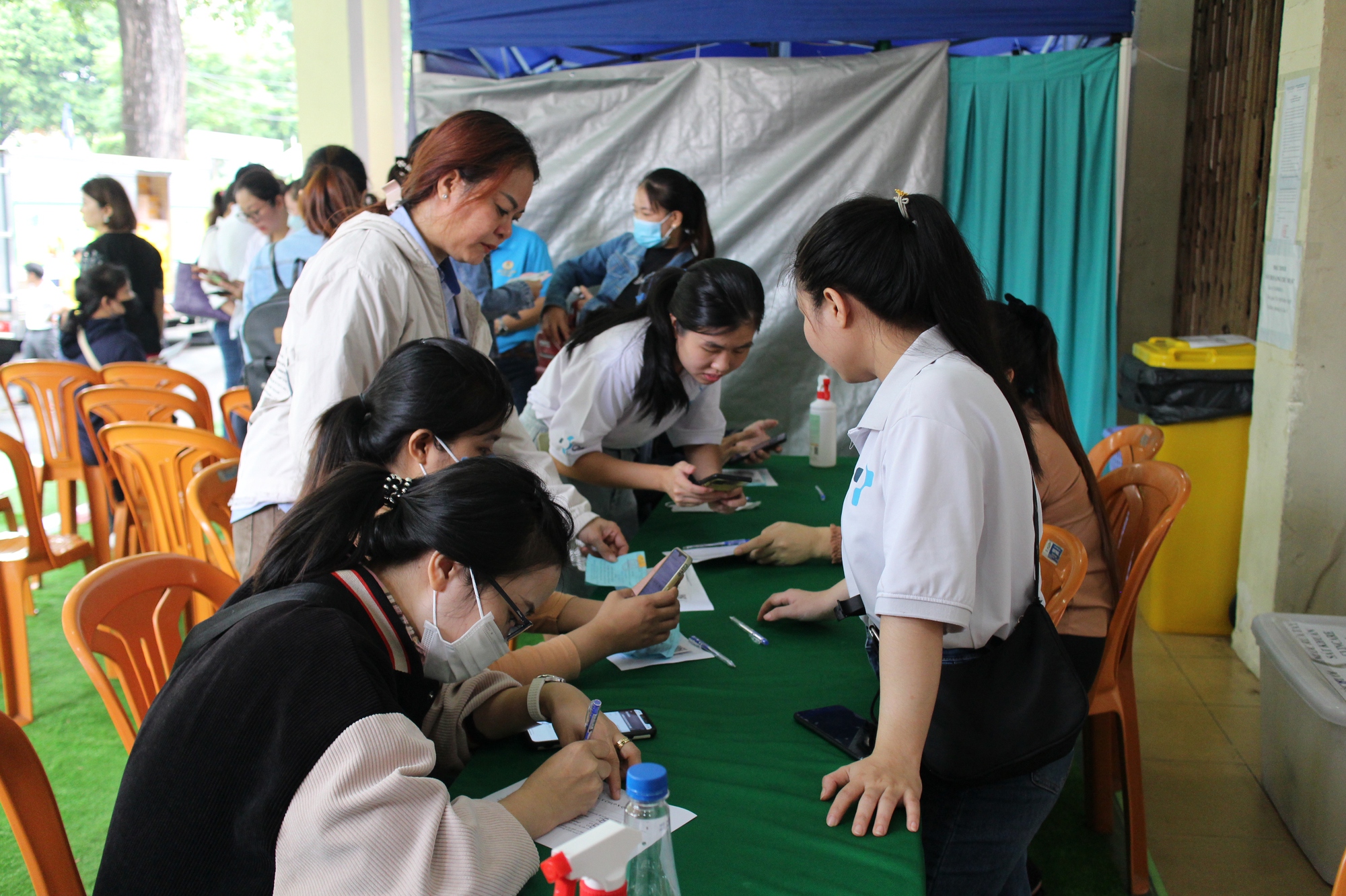 Nữ công nhân được vui chơi, tặng quà trong ngày đặc biệt - Ảnh 6.
