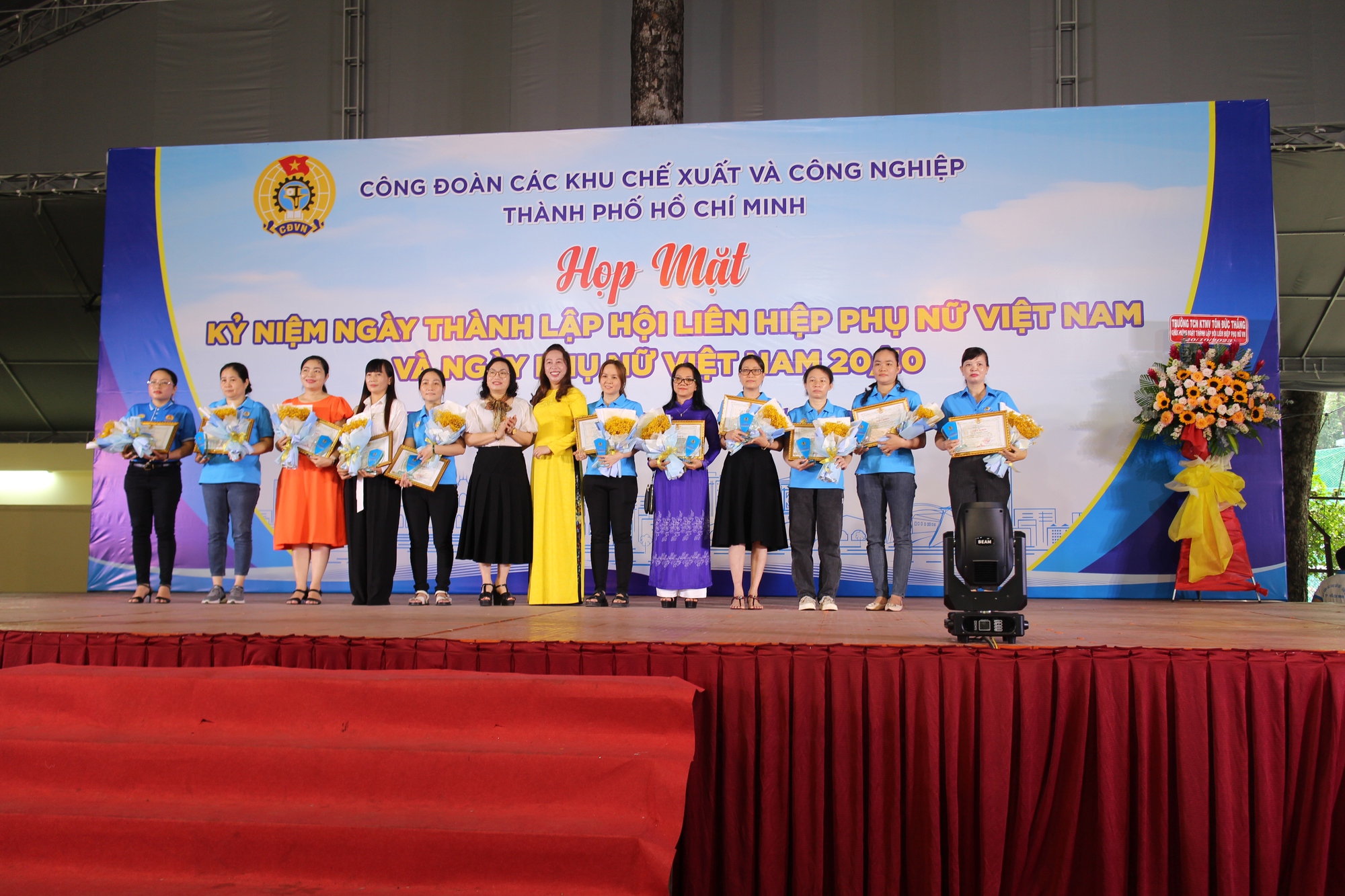 Nữ công nhân được vui chơi, tặng quà trong ngày đặc biệt - Ảnh 4.