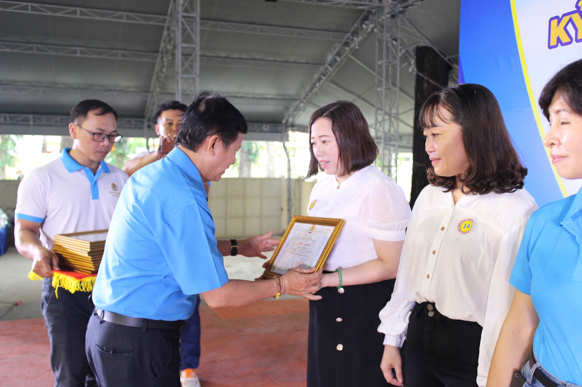 Nữ công nhân được vui chơi, tặng quà trong ngày đặc biệt - Ảnh 5.