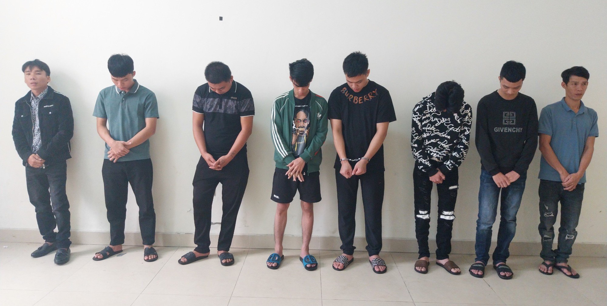 Bắt nh&oacute;m &ldquo;đầu nậu&rdquo; chuy&ecirc;n thu thập, b&aacute;n th&ocirc;ng tin t&agrave;i khoản ng&acirc;n h&agrave;ng - Ảnh 3.