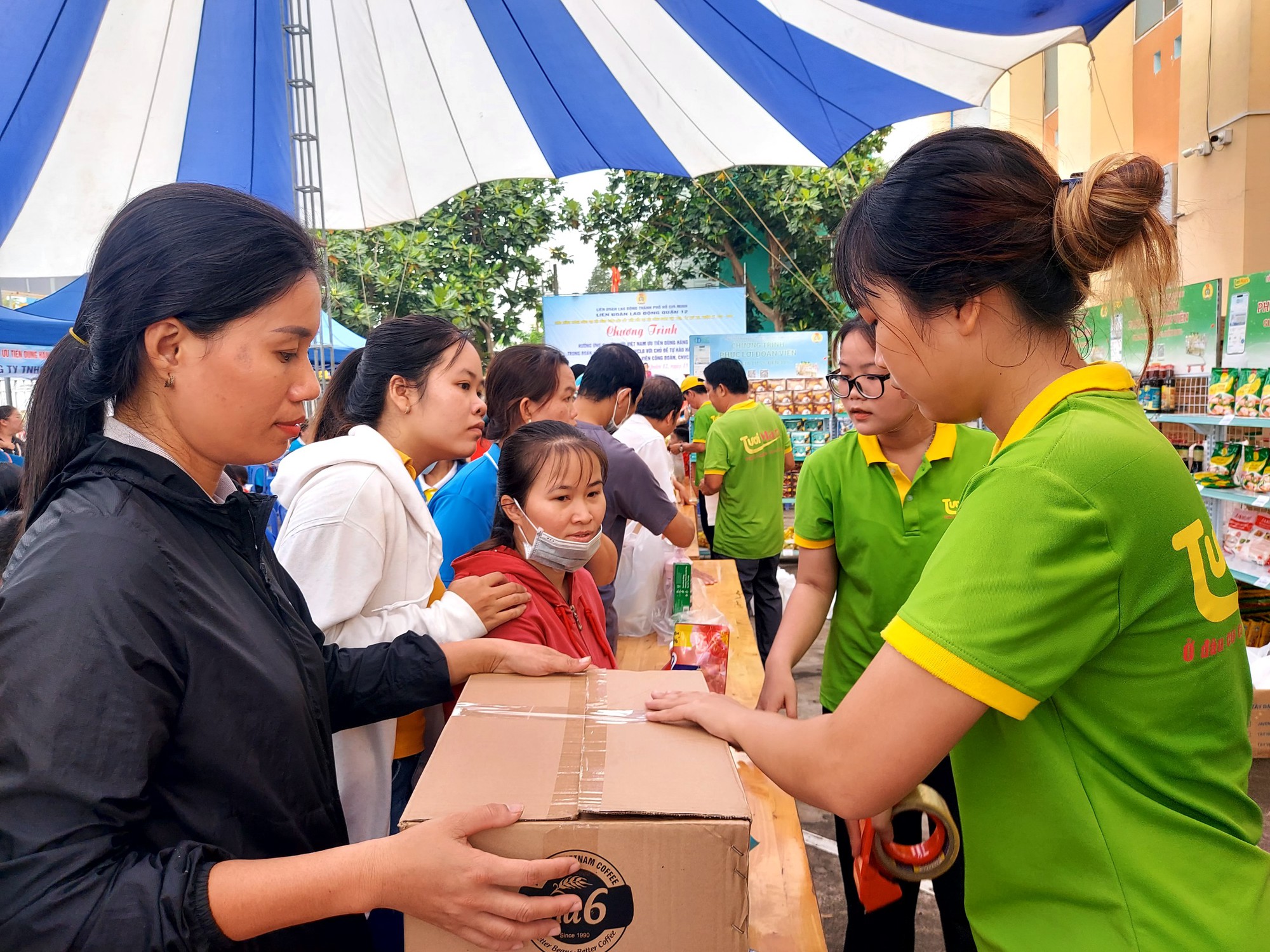 Nữ công nhân được vui chơi, tặng quà trong ngày đặc biệt - Ảnh 10.
