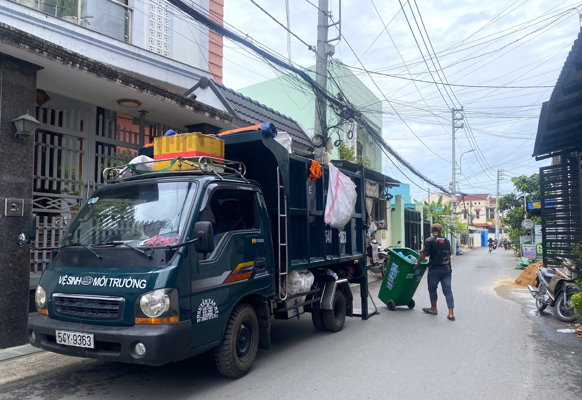 Chưa có giá chung, người dân TP HCM đóng tiền rác theo địa bàn