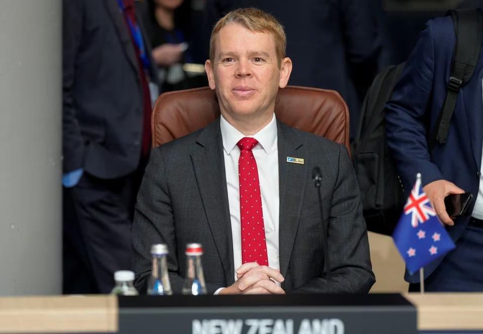 Mất ghế, cựu thủ tướng New Zealand vẫn gây bão