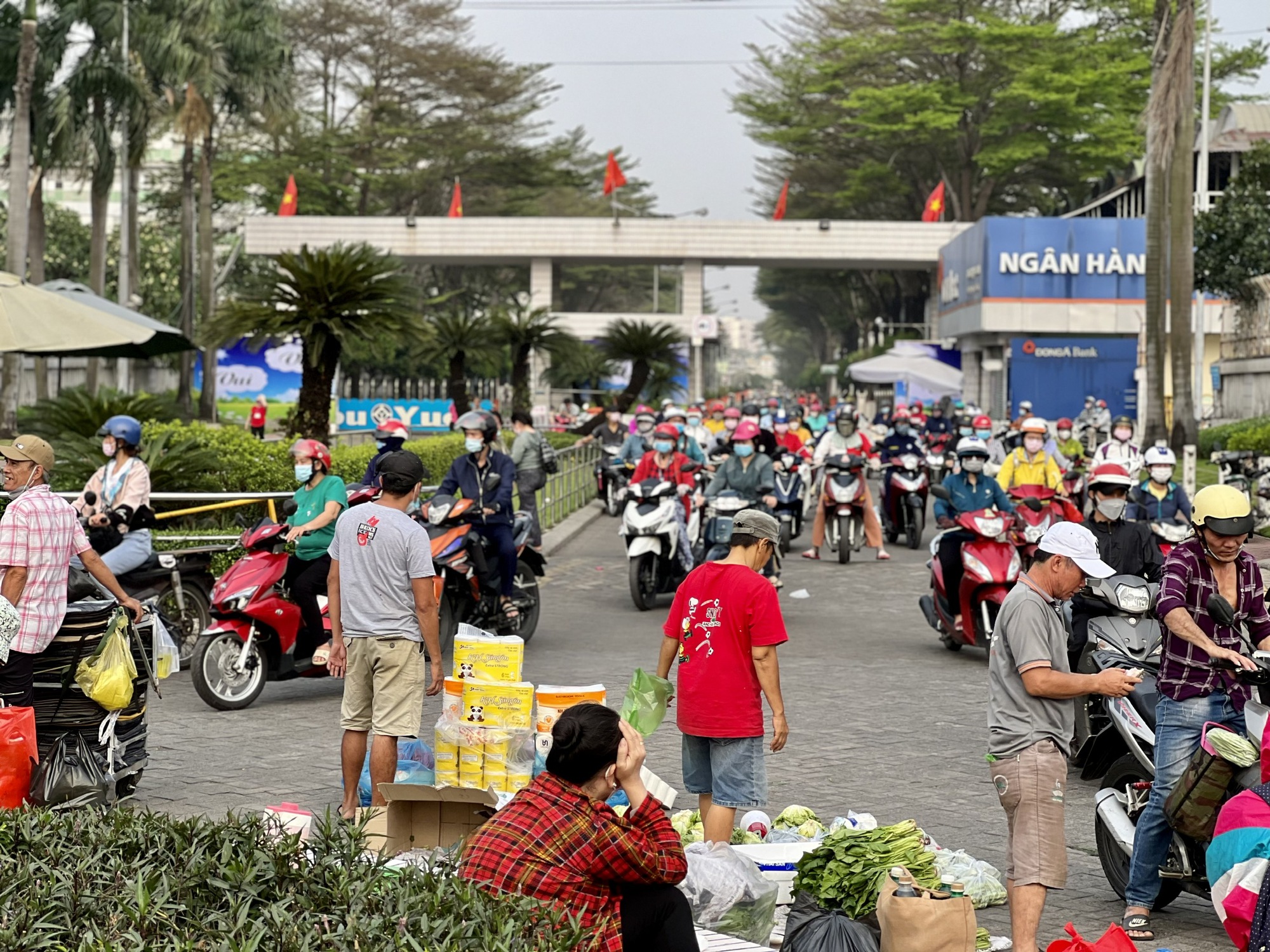 Công nhân hạn chế chi tiêu, chợ tự phát gần như bị "xóa sổ"