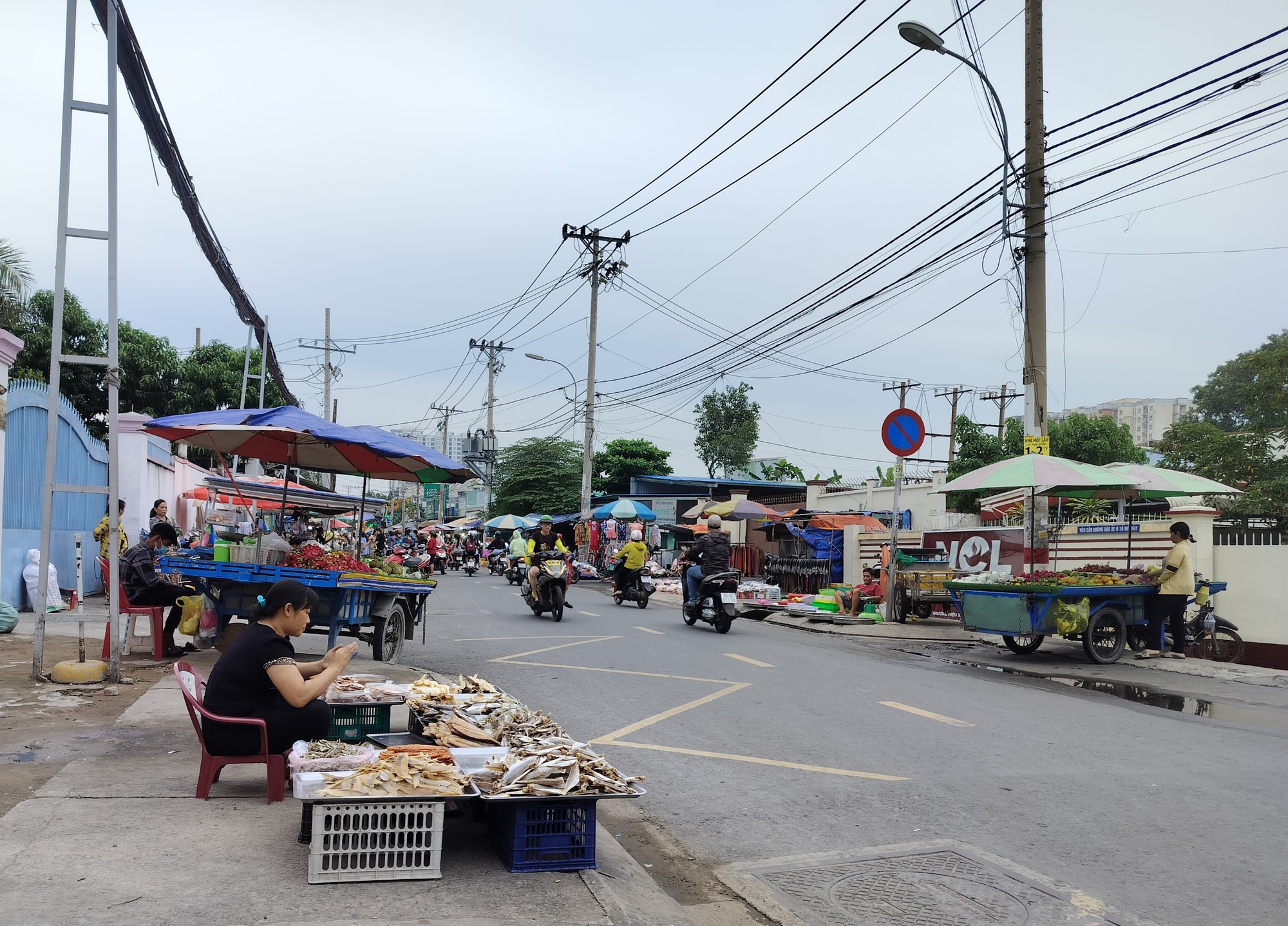 Công nhân hạn chế chi tiêu, chợ tự phát gần như bị xóa sổ - Ảnh 2.
