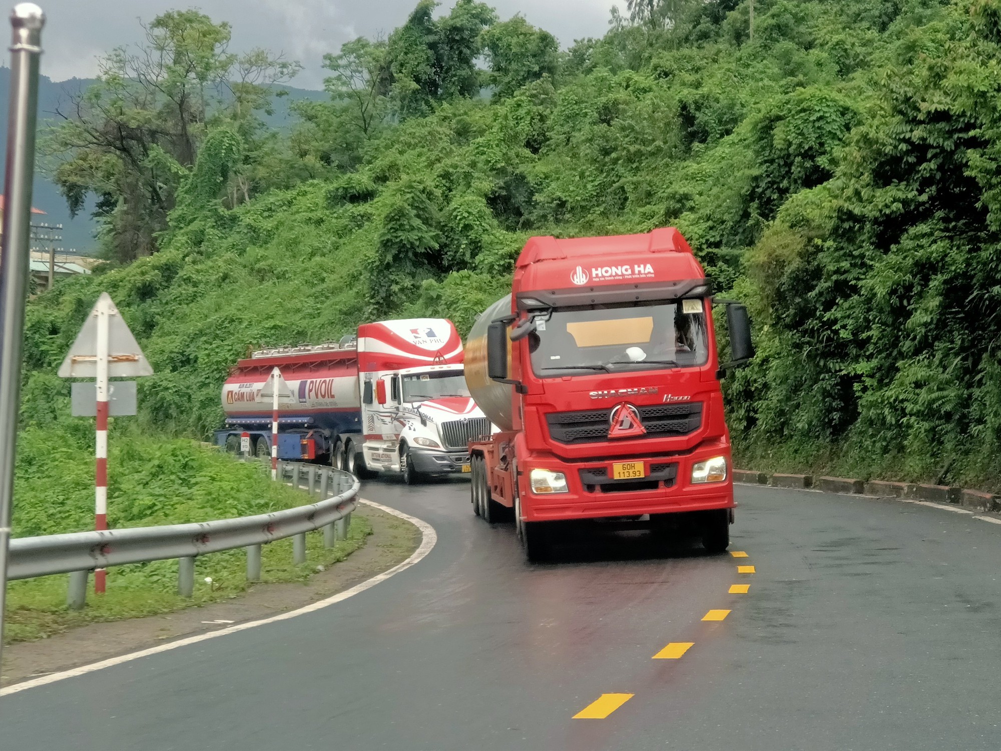 Giao thông qua đèo Hải Vân chính thức thông suốt - Ảnh 2.