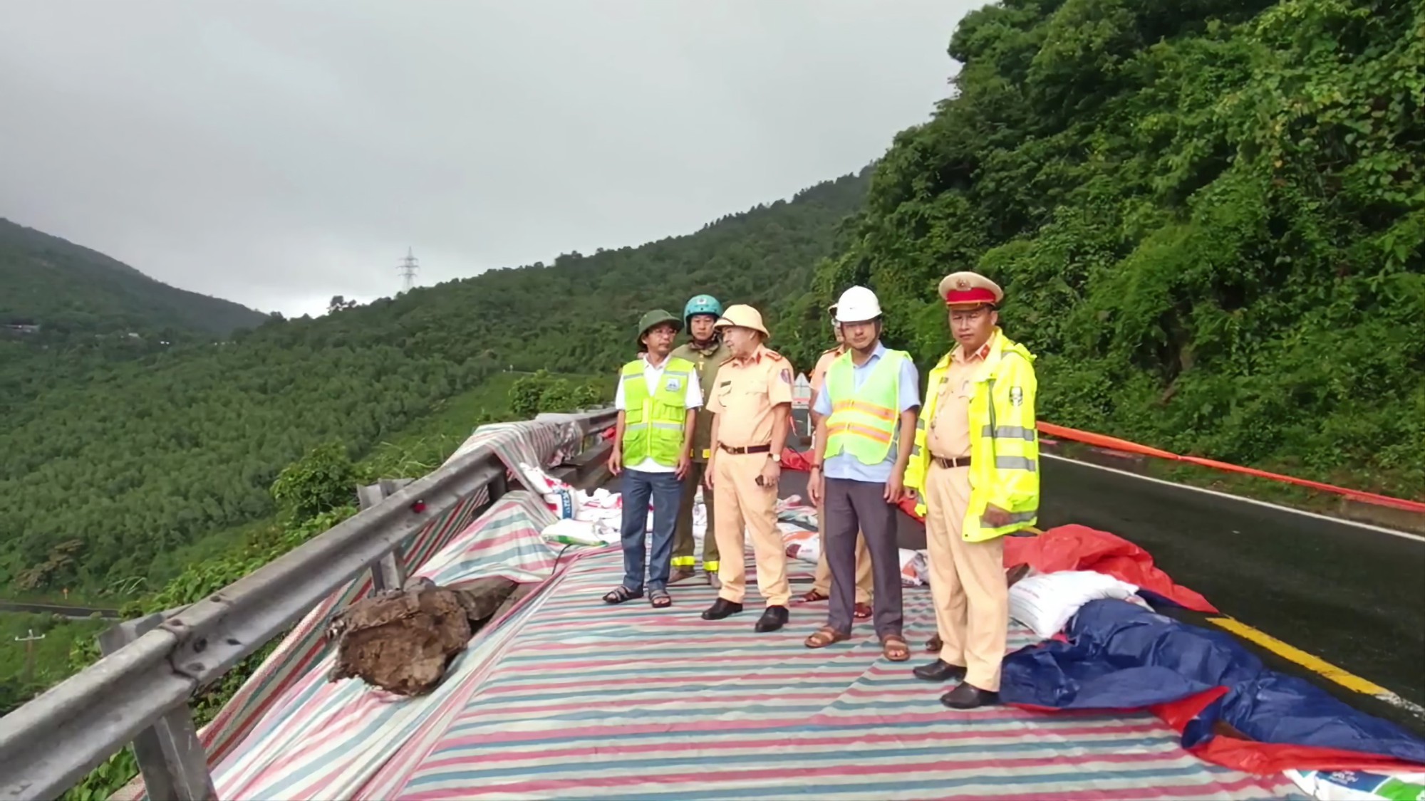 Giao thông qua đèo Hải Vân chính thức thông suốt - Ảnh 1.