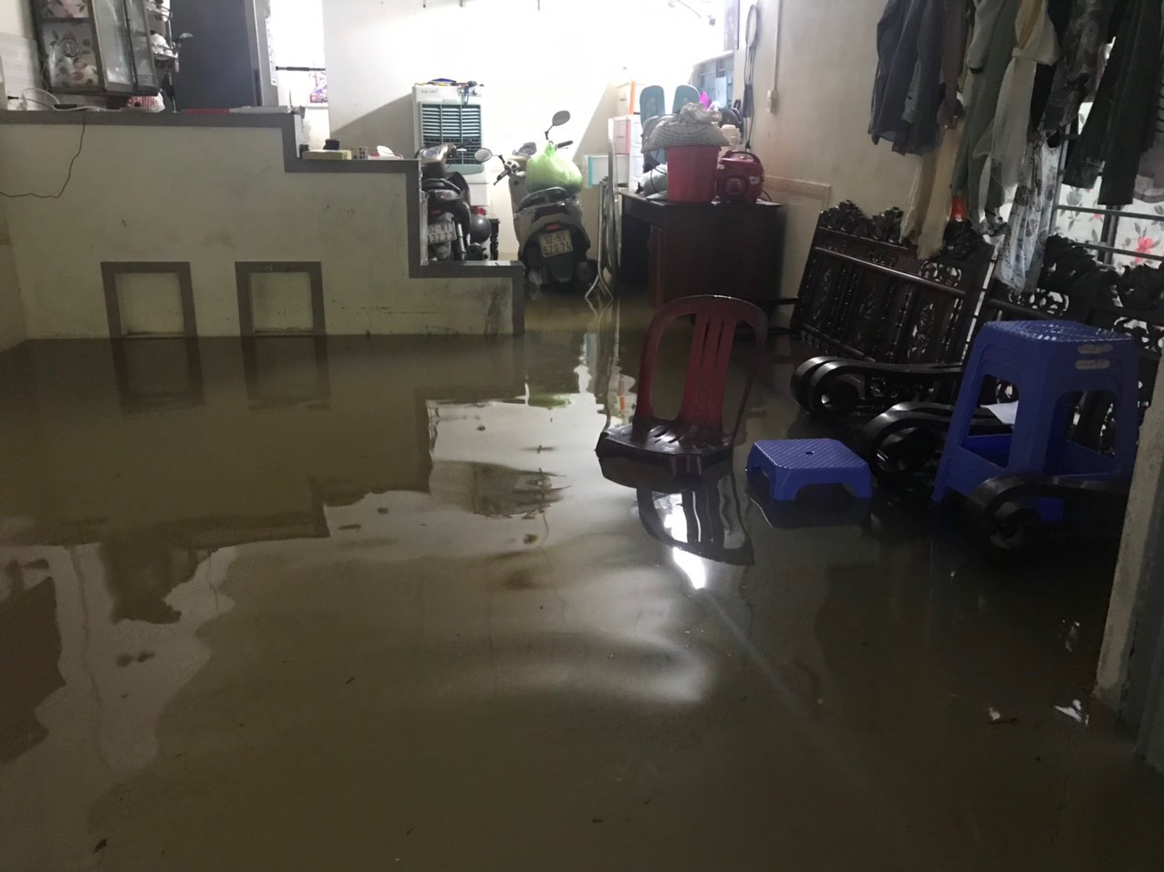 CLIP: Mưa tr&uacute;t xối xả, nh&agrave; d&acirc;n, đường phố Tam Kỳ ch&igrave;m trong biển nước - Ảnh 2.