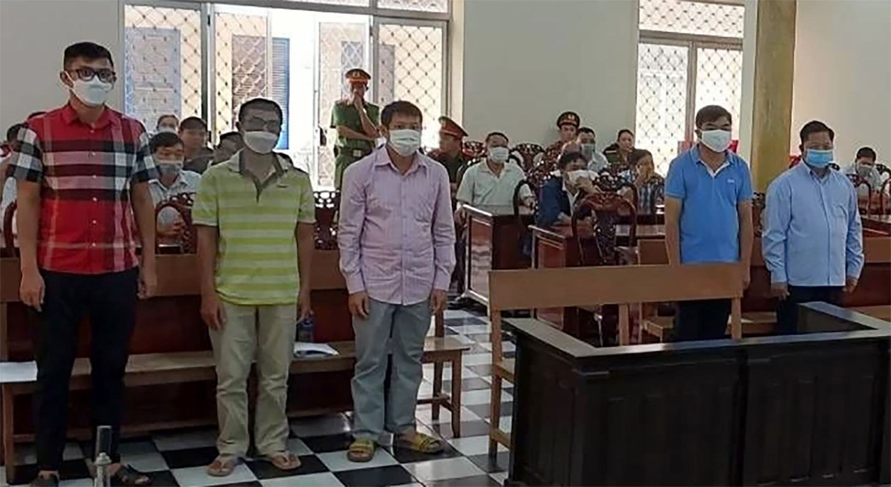 Cấp biển số xe sai quy định, cựu trưởng Ph&ograve;ng CSGT An Giang l&atilde;nh 2 năm t&ugrave; - Ảnh 1.
