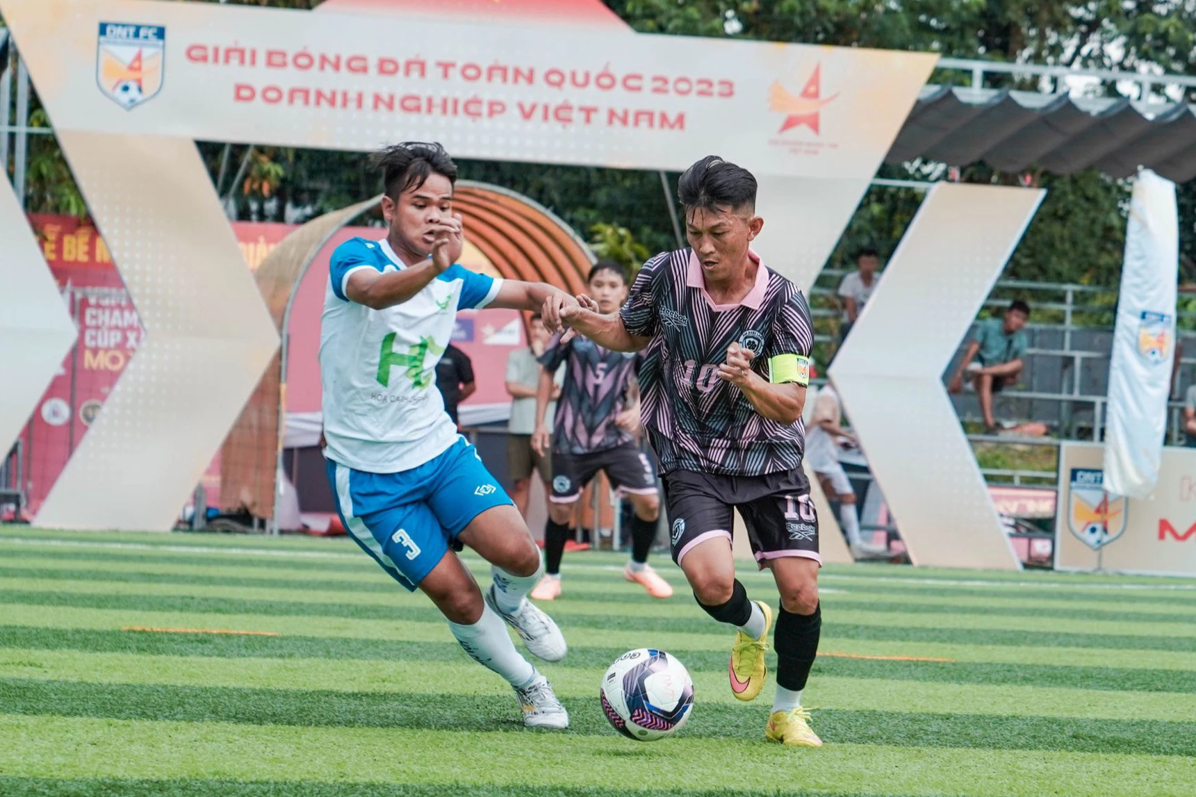 Mãn nhãn những trận cầu sân "phủi" 7 người tại TP HCM