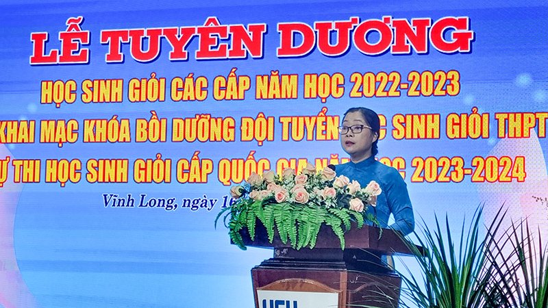 Vĩnh Long: Hàng trăm học sinh giỏi các cấp được tuyên dương