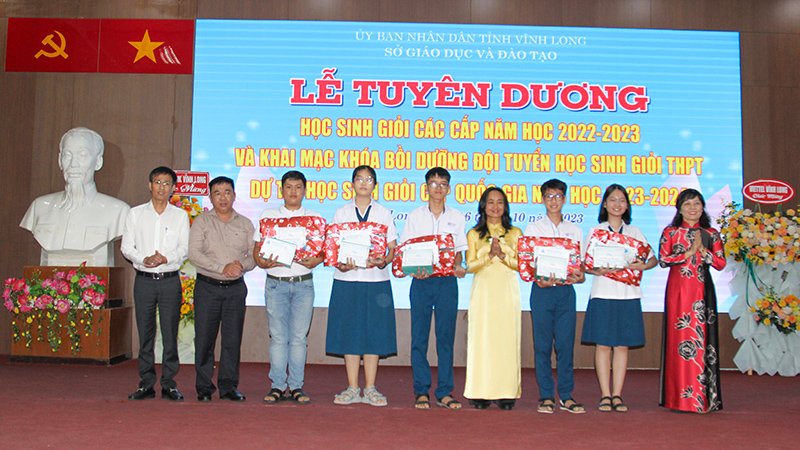 Vĩnh Long: H&agrave;ng trăm học sinh giỏi c&aacute;c cấp được tuy&ecirc;n dương - Ảnh 3.