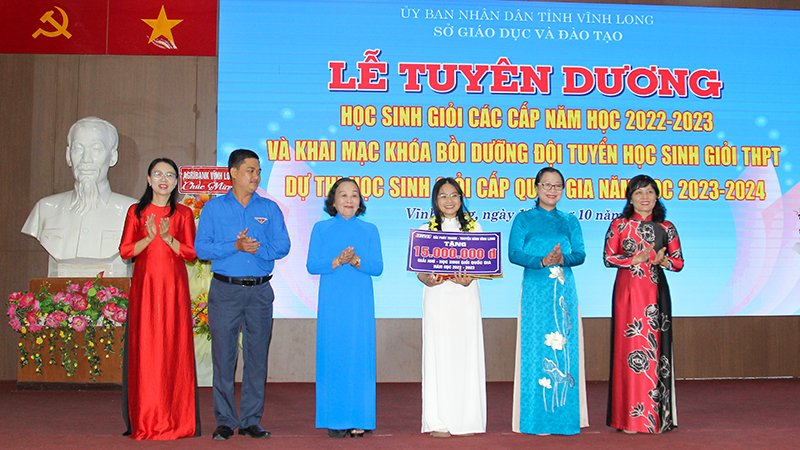 Vĩnh Long: H&agrave;ng trăm học sinh giỏi c&aacute;c cấp được tuy&ecirc;n dương - Ảnh 2.