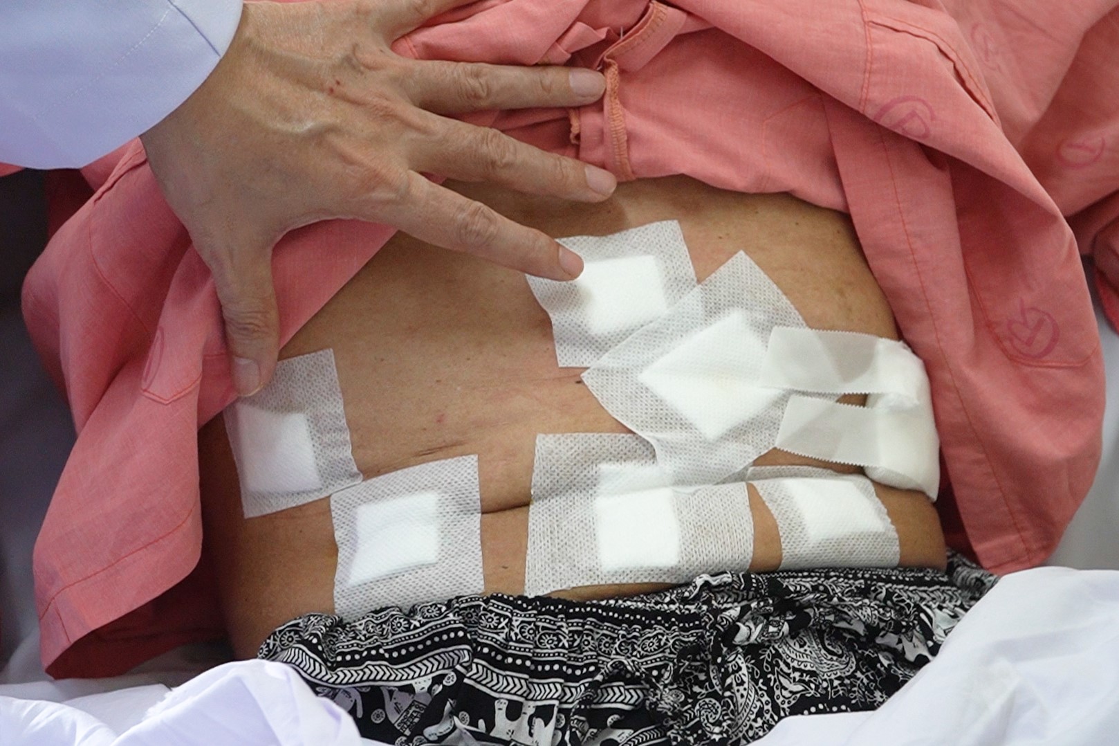 Tìm hiểu y khoa Nhật, Singapore, Hàn Quốc nhưng chọn Việt Nam để đến chữa trị ung thư