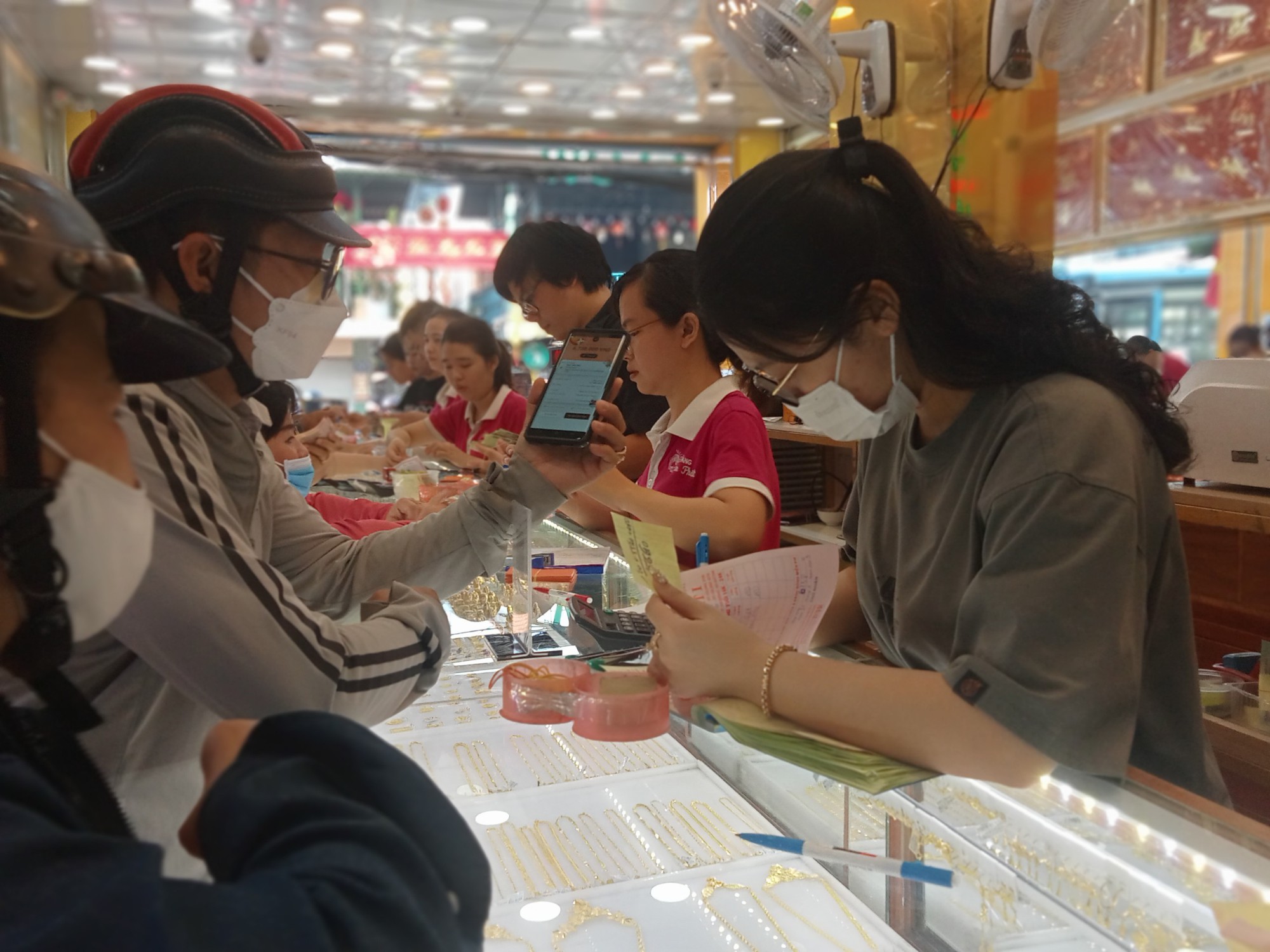 Gi&aacute; v&agrave;ng h&ocirc;m nay 17-10: V&agrave;ng SJC rớt gi&aacute; 3 ng&agrave;y li&ecirc;n tục