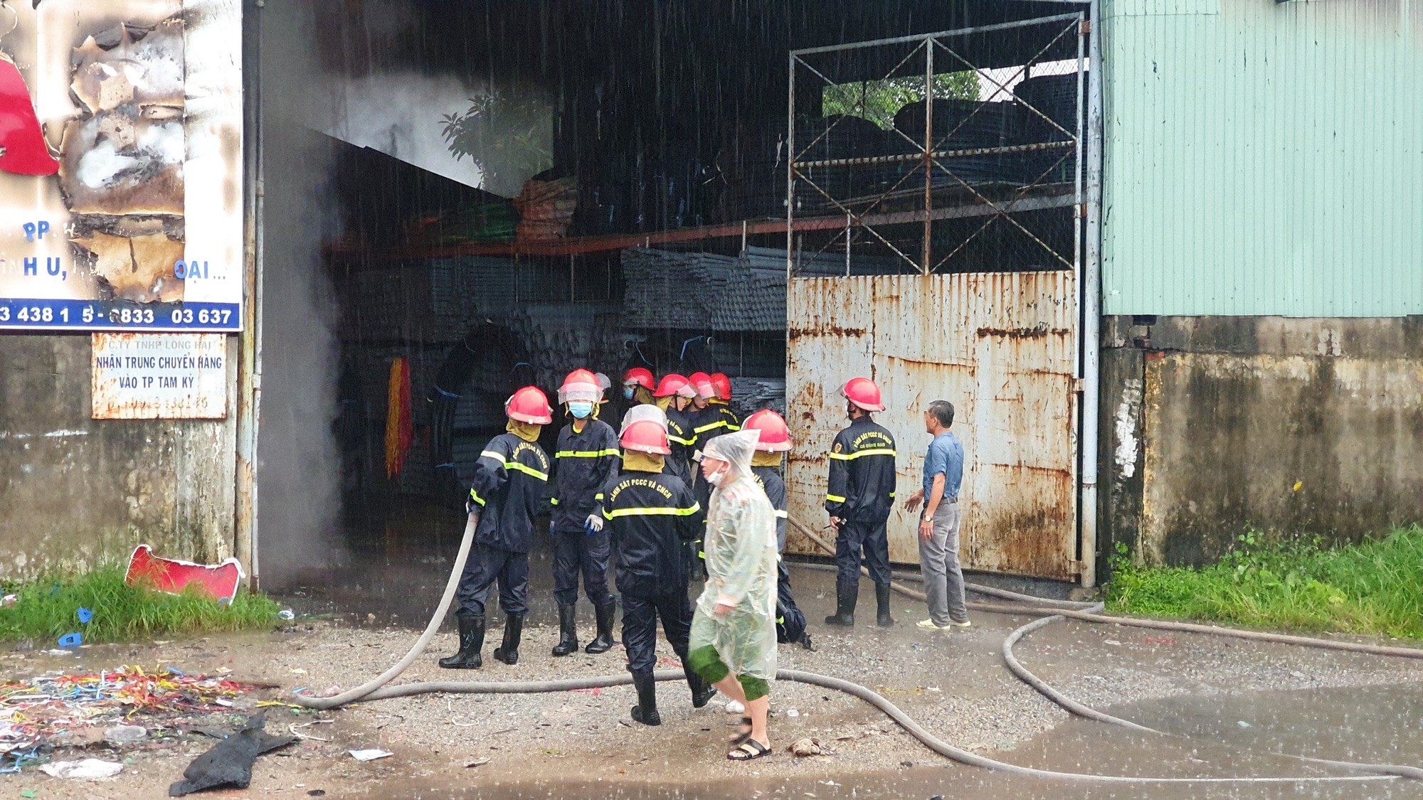 Đang cháy dữ dội kho hàng lớn ở Quảng Nam - Ảnh 9.