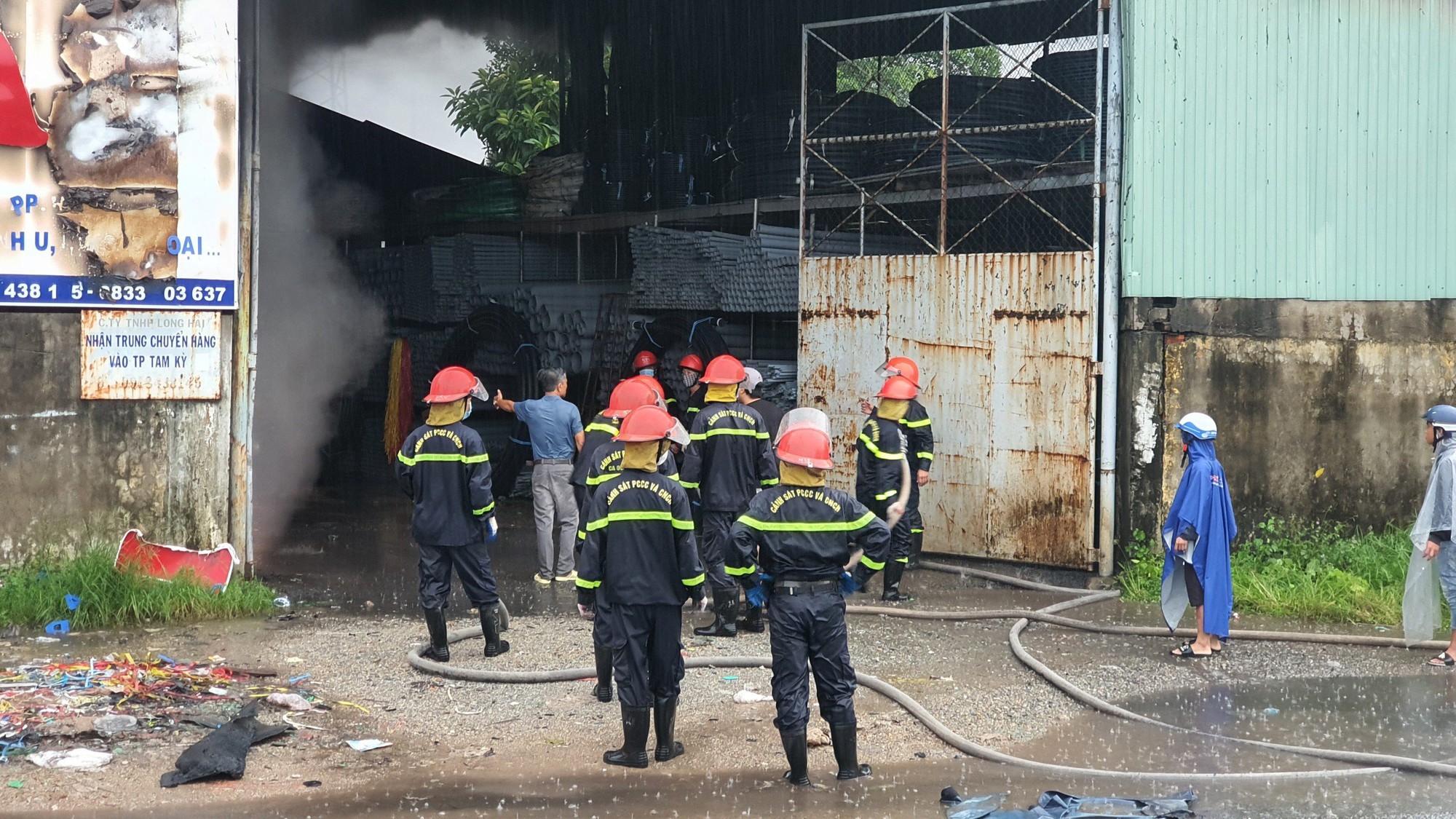 Đang cháy dữ dội kho hàng lớn ở Quảng Nam - Ảnh 8.