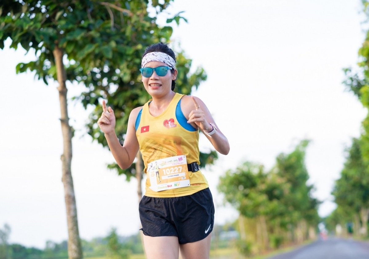 Giải chạy &ldquo;N&ocirc;ng th&ocirc;n Việt Marathon - Long An 2023&rdquo;: Ngắm ho&agrave;ng h&ocirc;n b&ecirc;n s&ocirc;ng V&agrave;m Cỏ - Ảnh 3.