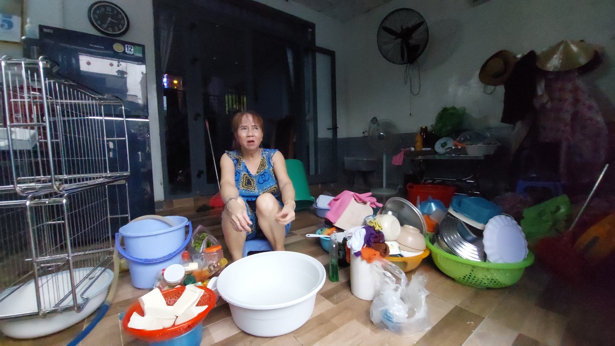 Đà Nẵng: Khốn khổ vì 4 ngày 2 lần dọn đồ chạy lụt - Ảnh 1.