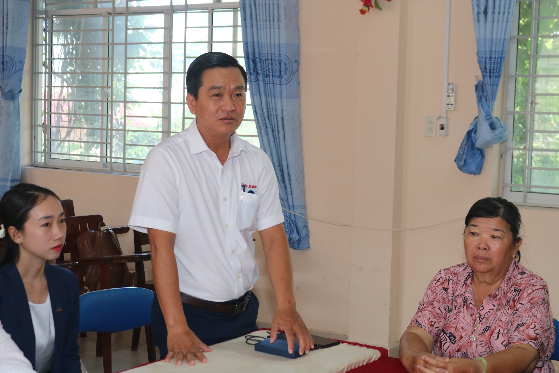 Niềm vui đến với nữ sinh mồ c&ocirc;i cha, b&aacute;n v&eacute; số ở Cần Thơ - Ảnh 1.
