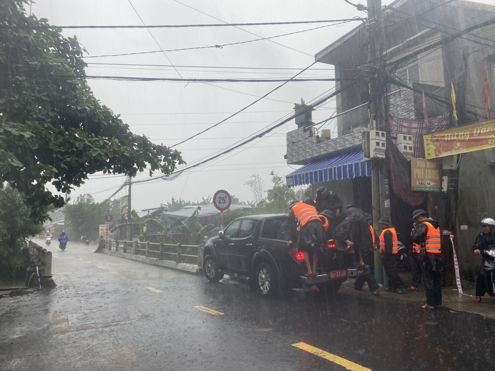 Đà Nẵng: Khốn khổ vì 4 ngày 2 lần dọn đồ chạy lụt - Ảnh 11.