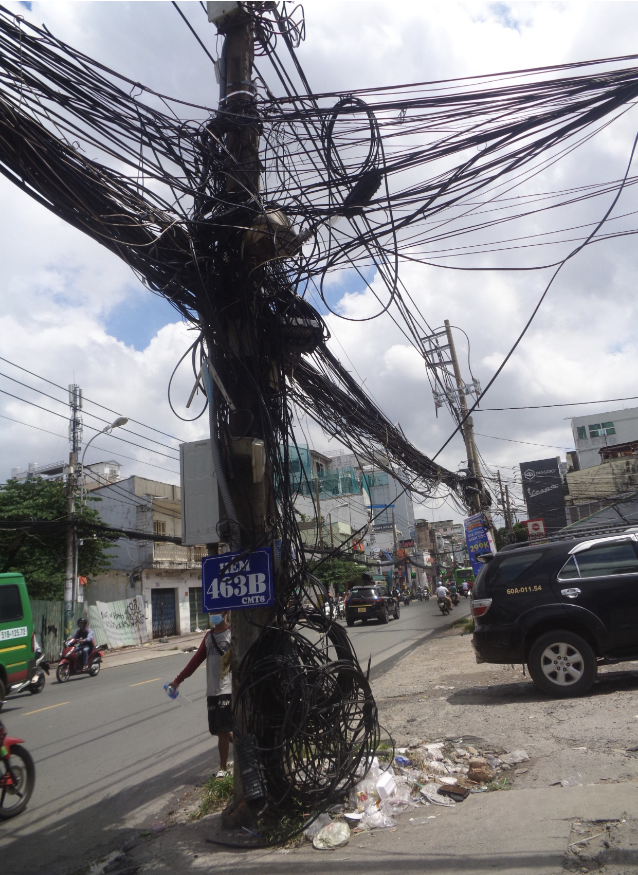 Dây cáp đầu hẻm quá nguy hiểm
