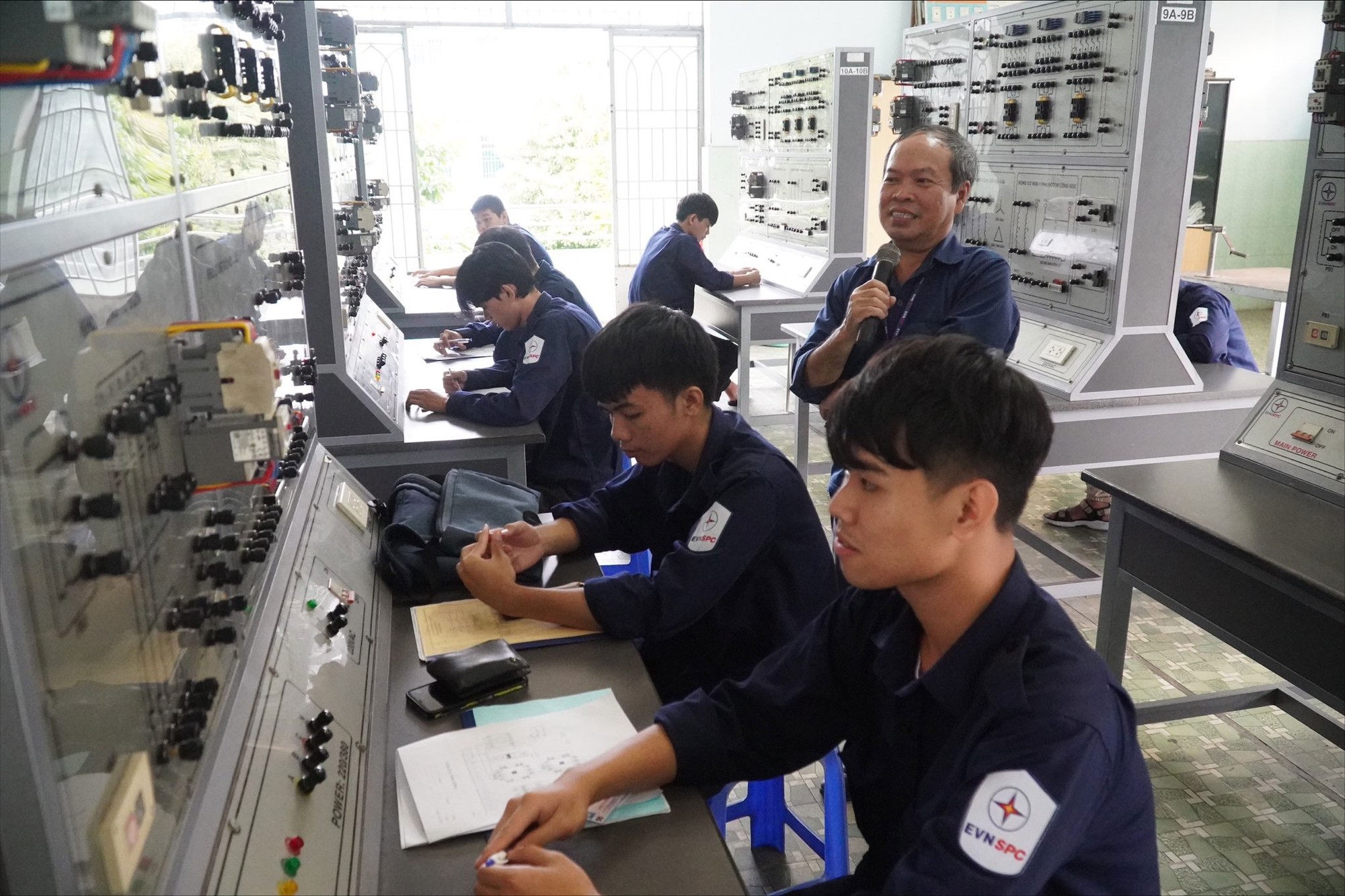 Trường nghề thiếu... đồ nghề!