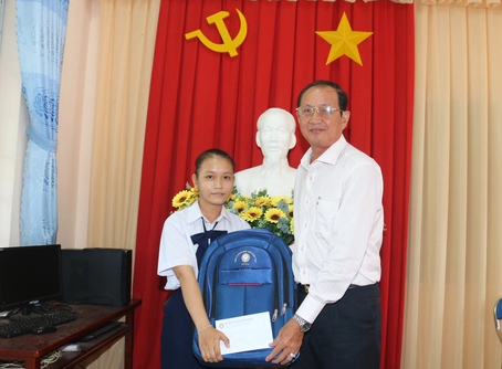 Niềm vui đến với nữ sinh mồ c&ocirc;i cha, b&aacute;n v&eacute; số ở Cần Thơ - Ảnh 4.