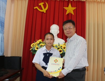 Niềm vui đến với nữ sinh mồ c&ocirc;i cha, b&aacute;n v&eacute; số ở Cần Thơ - Ảnh 5.