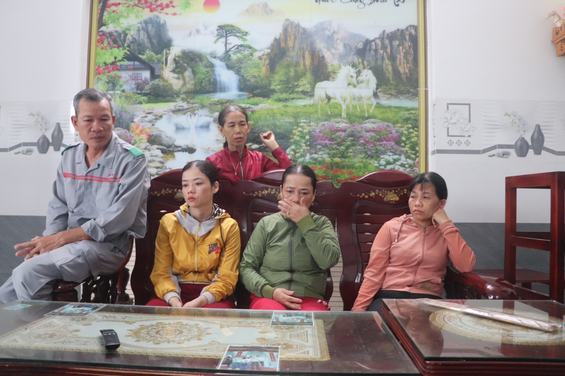 Vụ 15 ngư dân gặp nạn trên biển: Trông chờ vào phép mầu - Ảnh 1.