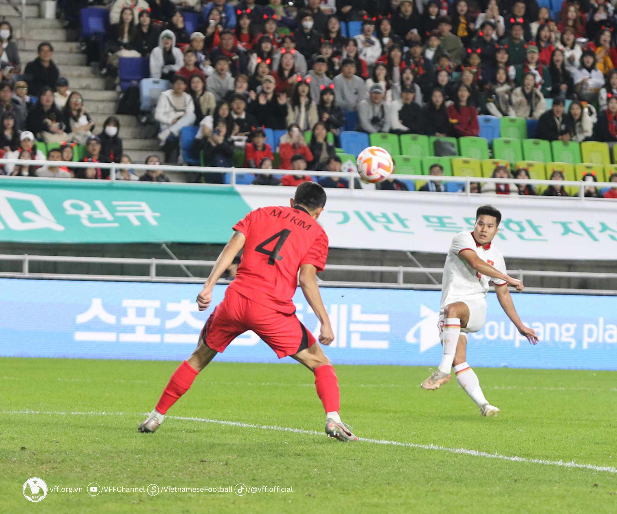 H&agrave;n Quốc - Việt Nam 6-0: Đẳng cấp ch&ecirc;nh lệch, trọng t&agrave;i lại sai lầm - Ảnh 2.