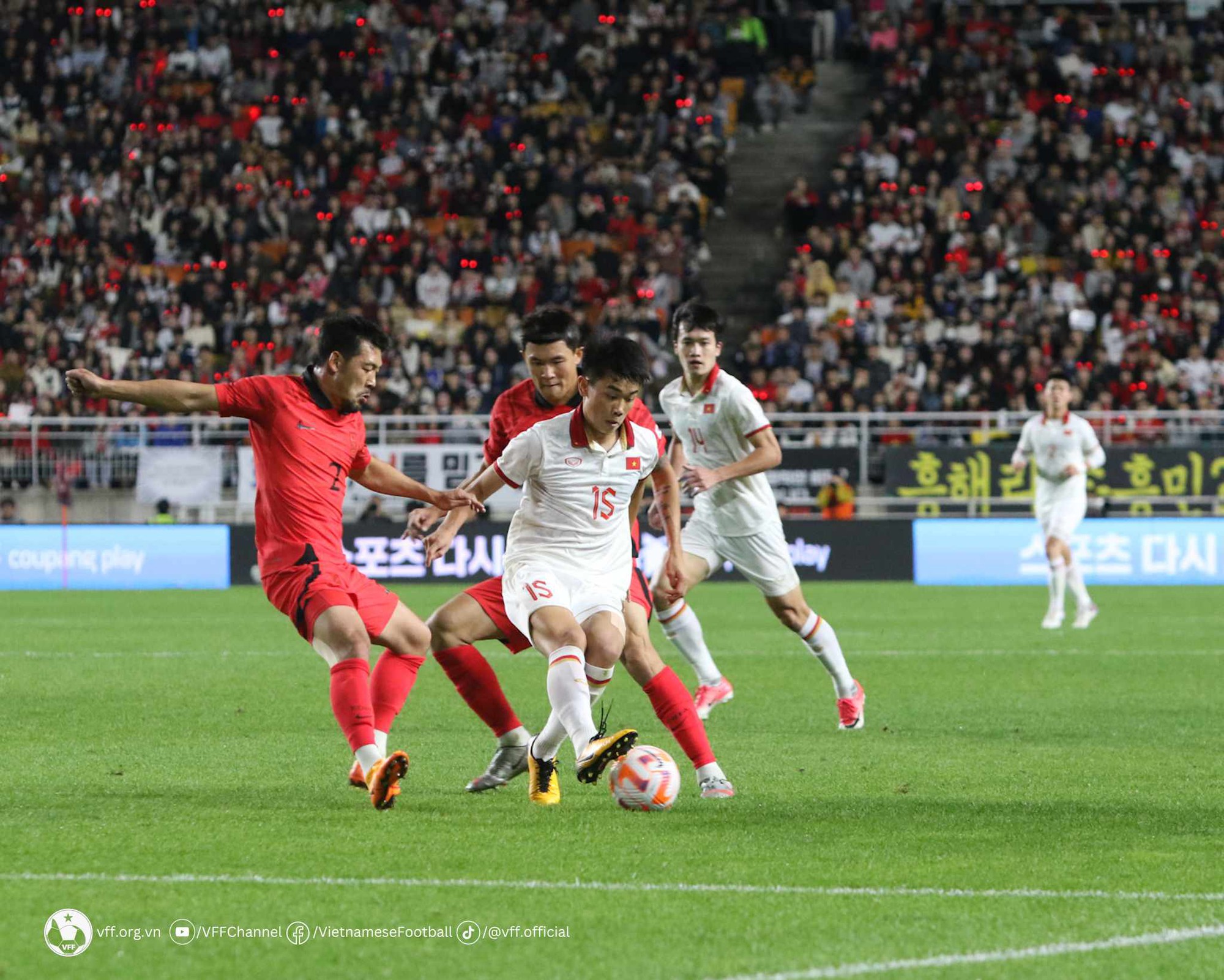 H&agrave;n Quốc - Việt Nam 6-0: Đẳng cấp ch&ecirc;nh lệch, trọng t&agrave;i lại sai lầm - Ảnh 3.